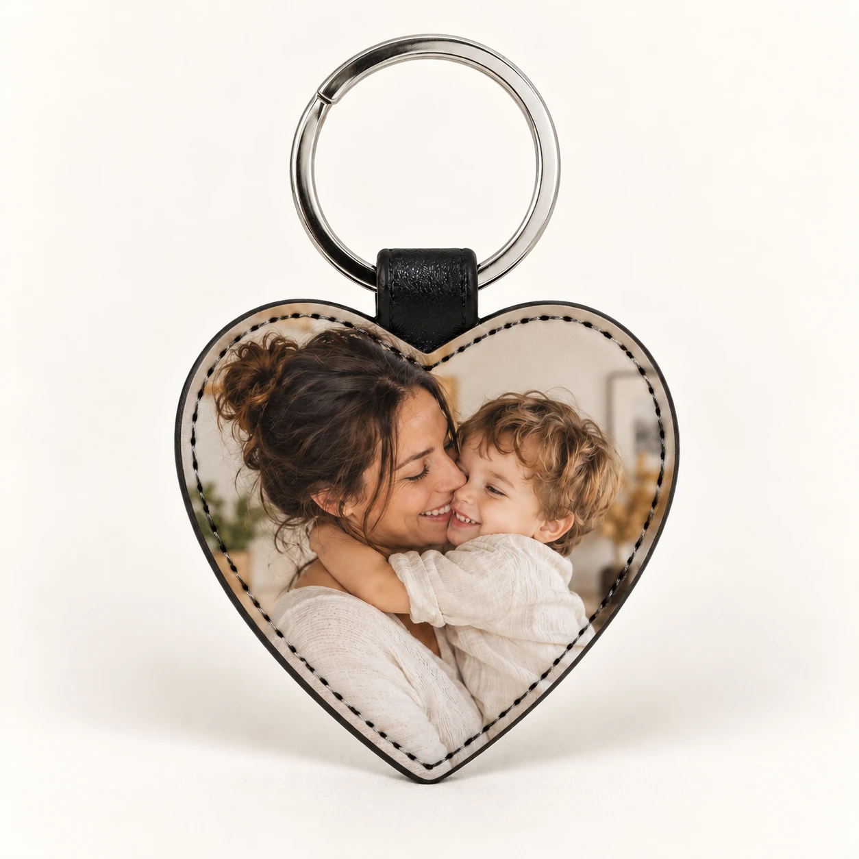 Porte-clés cœur en cuir noir personnalisé avec une photo